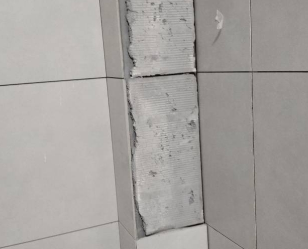 义乌瓷砖空鼓维修公司分享下瓷砖施工前基层浇水润湿程度不足，可能导致以下问题