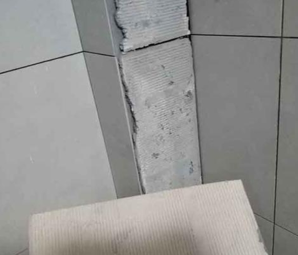 义乌瓷砖空鼓维修公司分享下厨房瓷砖脱落的补救措施。